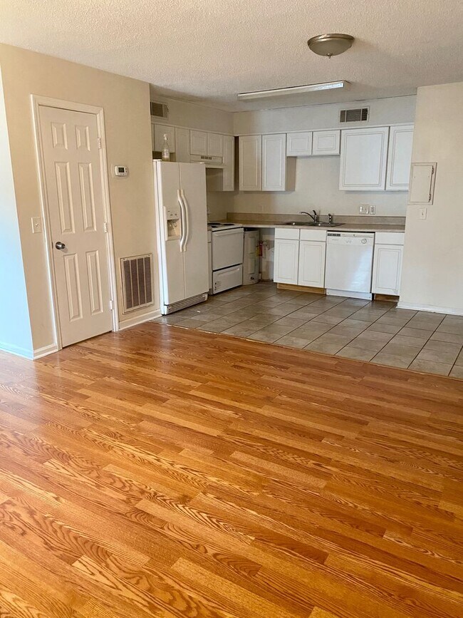 Foto del edificio - SUPER CUTE! 1st Floor 1 Bedroom/ 1 Bath Condo in Garden City! Close to the beach!