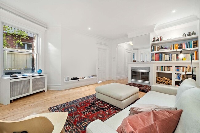 Building Photo - 4640 Rue Jeanne-Mance