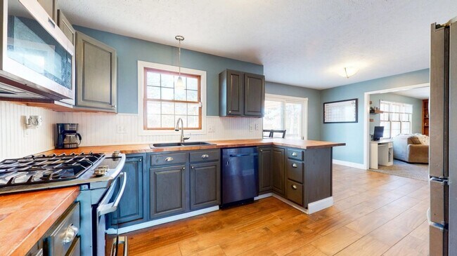 Foto del edificio - Stunning 4-Bedroom, 3.5-Bath Home with Ove...