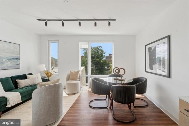 Building Photo - 4240 Chestnut St