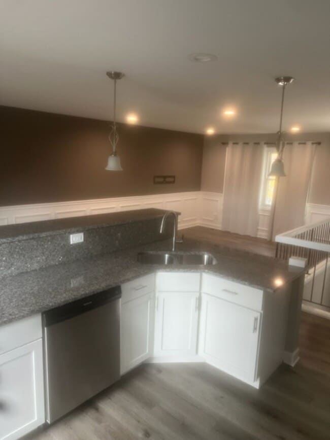 Building Photo - Modern 5 bedroom 2 bath home