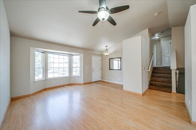 Foto del edificio - Tri-Level Home Close to The Village!