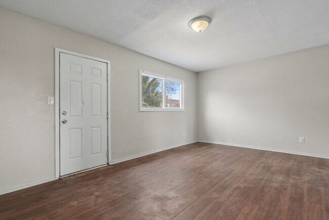 Foto del edificio - 207 N Santa Fe Ave