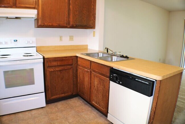 Building Photo - 702 Westwinds Dr