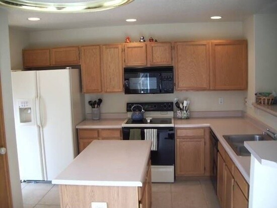 Building Photo - Beautiful 5 Bedroom 3.5 Bath Home In Saddl...