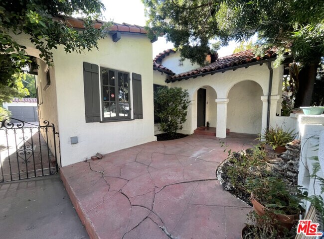 Building Photo - 147 S Poinsettia Pl
