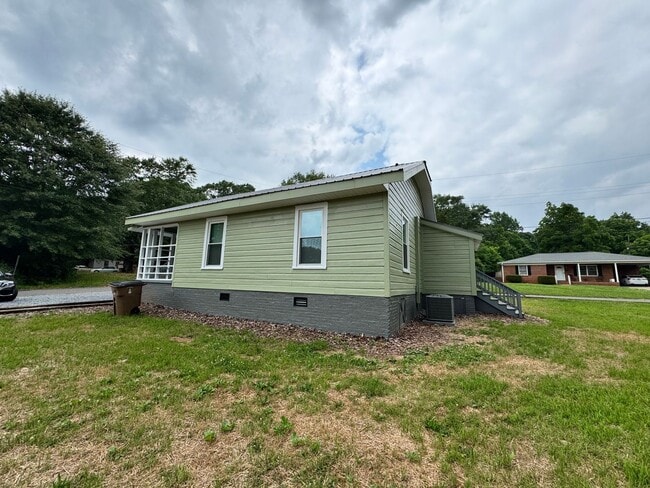 Building Photo - 2/1 House currently being remodeled. Shoul...