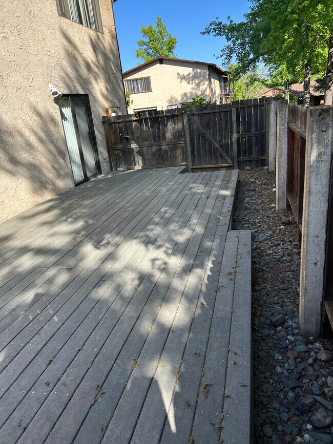 Foto del edificio - 335 Lake Blvd