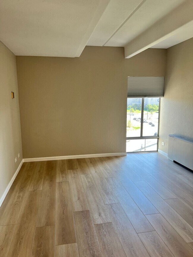 Foto del edificio - NEW RENOVATION - 2 Bedroom High Rise Condo...