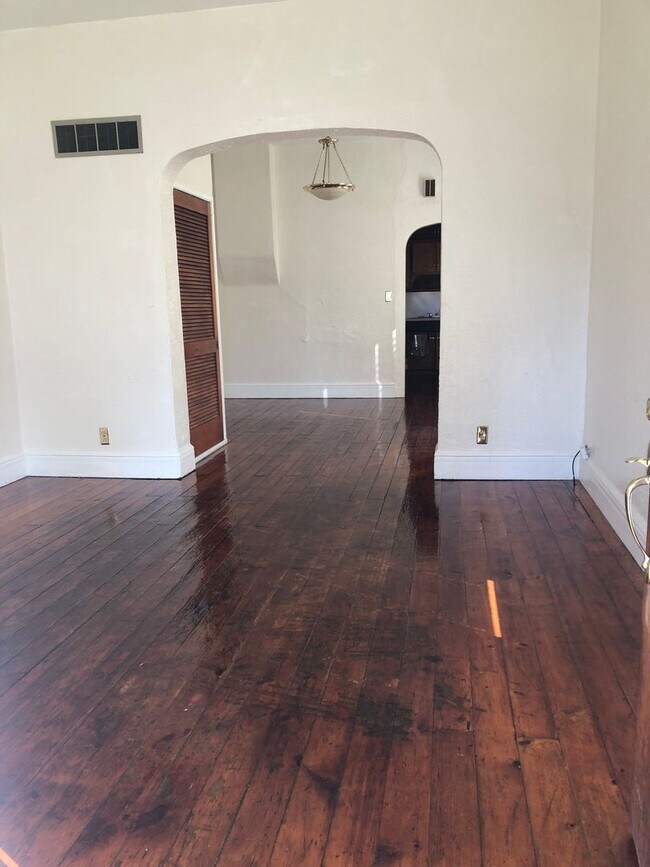 Building Photo - 2 Bedroom 1 bath
