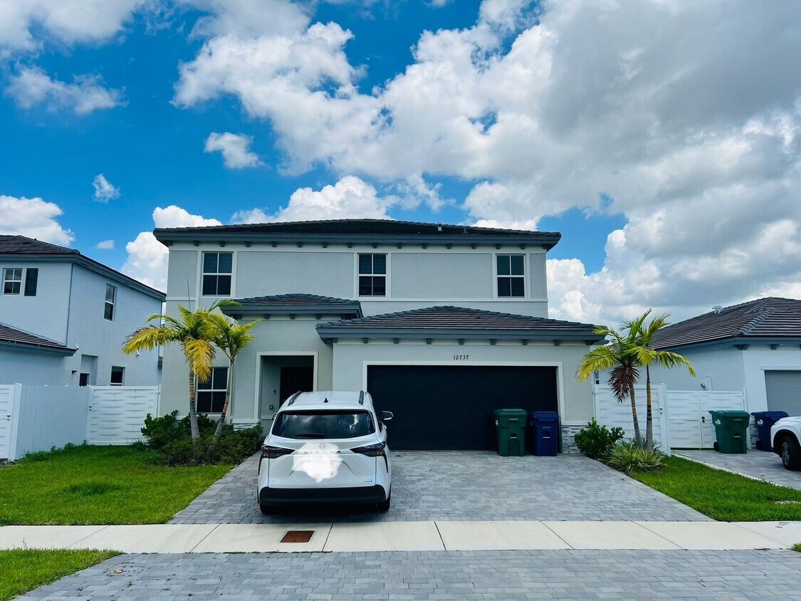 Primary Photo - 5 Bedroom Single Family Home in Miami