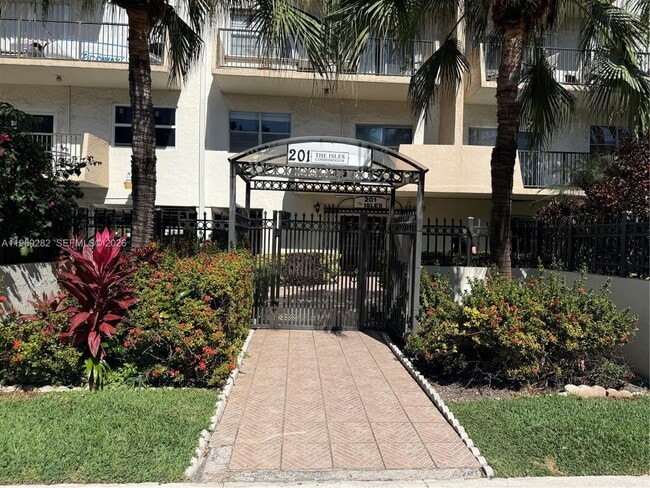 Foto del edificio - 201 180th Dr