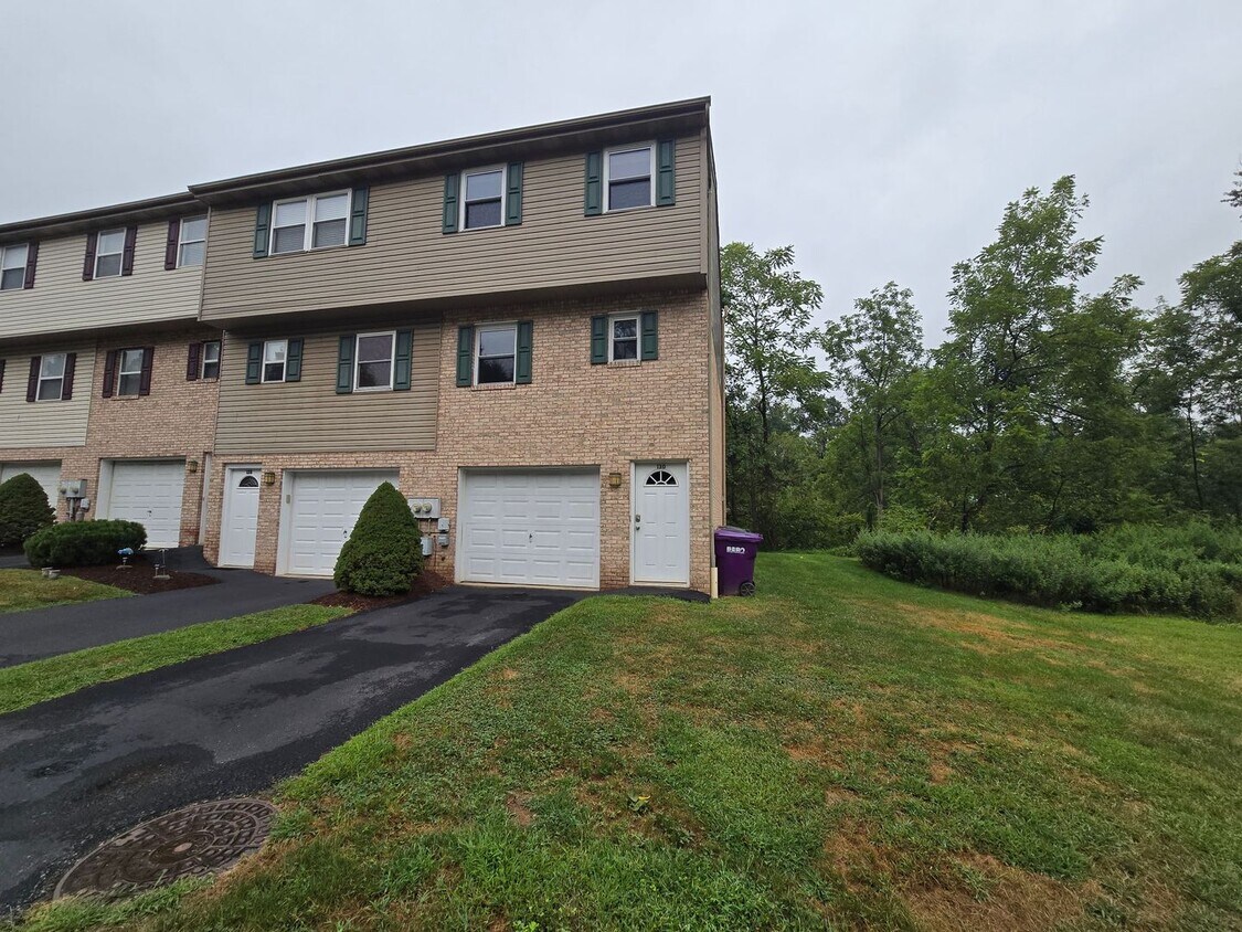 Foto principal - End Unit Townhouse - Plum School District ...