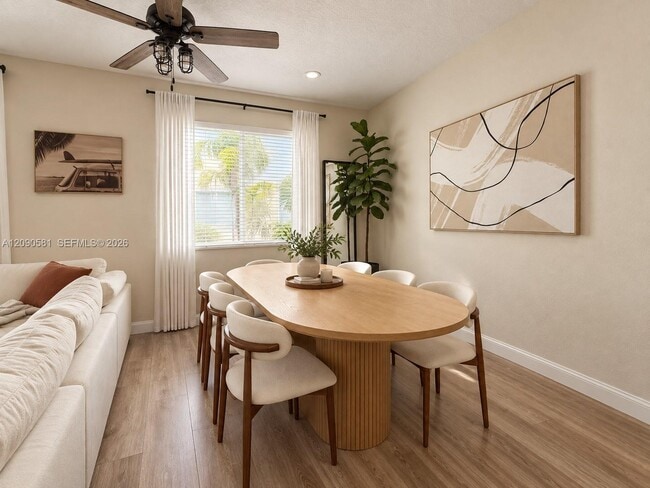 Building Photo - 2913 S Greenleaf Cir