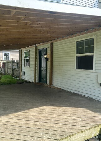 Building Photo - 252 Oak Ave