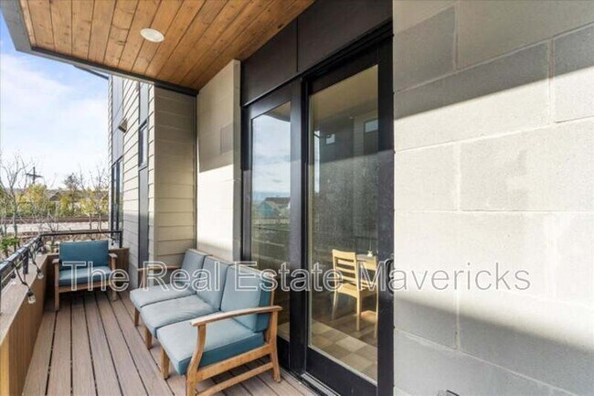 Foto del edificio - 821 Burnside Pl