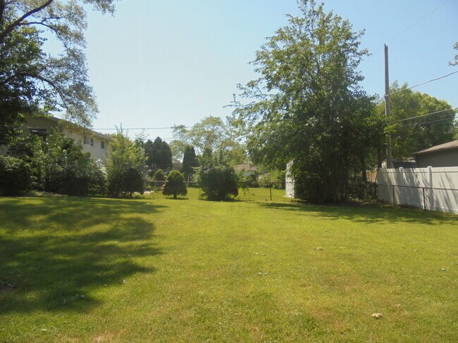Building Photo - 700 Baxter Ln