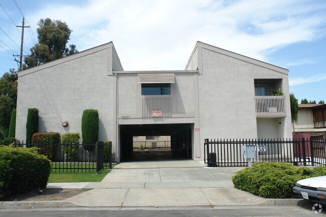 Foto del edificio - 1201 Blossom Hill Apartments