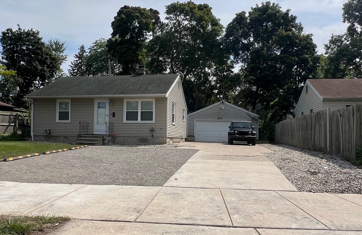 Photo - 331 W. Saginaw St.