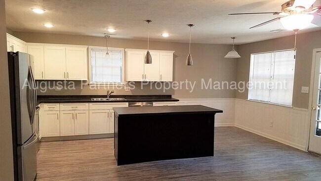 Building Photo - 142 Oakridge Dr