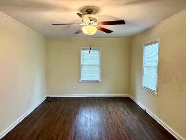 Building Photo - Two bedroom, 1 bath house in Burlington