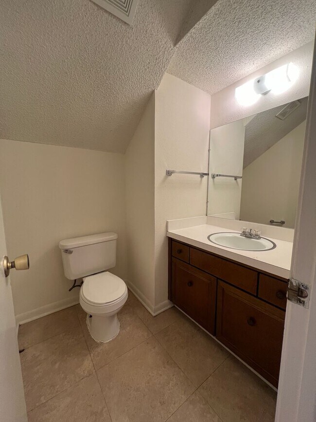 Building Photo - Townhome *LEASING SPECIAL AVAILABLE*