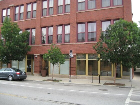 Primary Photo - 2300 W Armitage Ave