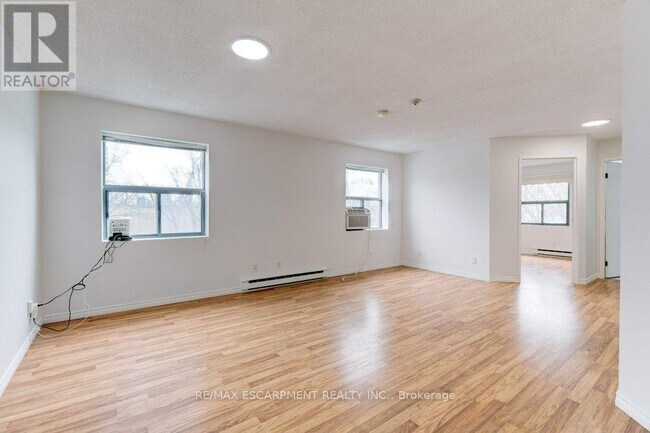 Photo du bâtiment - 175 Hunter St E