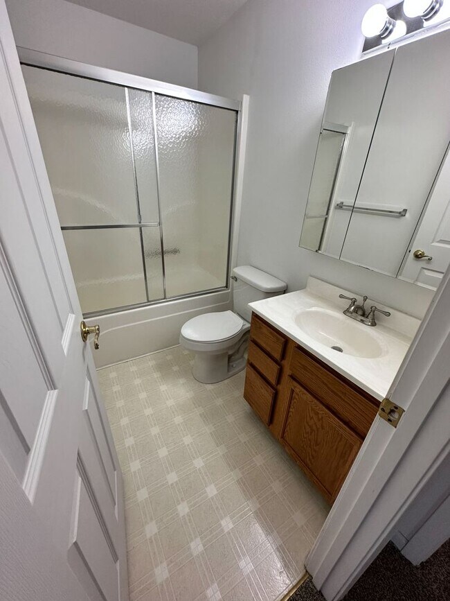 Foto del edificio - 2 bedroom / 2.5 bathroom *UNFURNISHED* con...