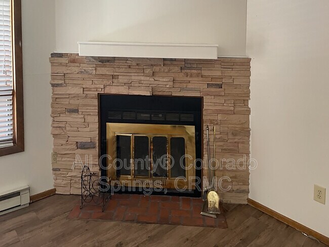 Foto del edificio - 401 Forest Edge Drive