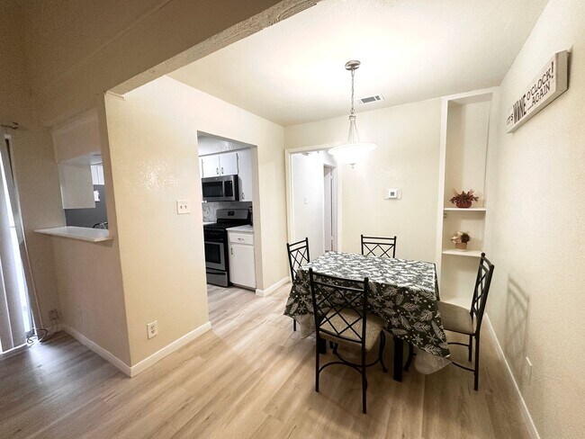 Foto del edificio - 2 bed 1 bath on Emerald Forest