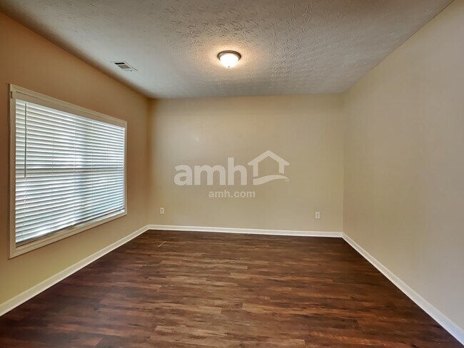 Foto del edificio - 2145 Village Green Drive