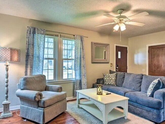 Foto del edificio - 2 Bedroom Home Walking Distance to Beach