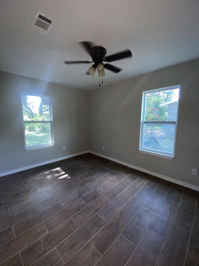 Building Photo - 615 Wesley Ln E