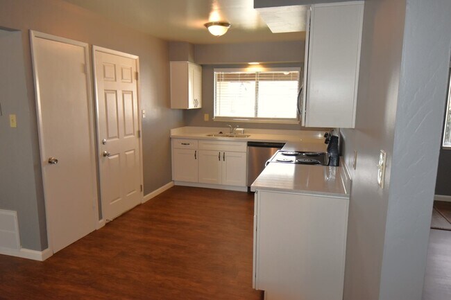 Building Photo - 1368 Ellen Ln