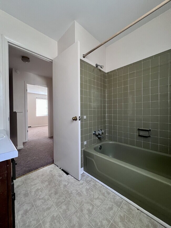 Foto del edificio - 2 Bedroom / 1 Bath Duplex Available Now