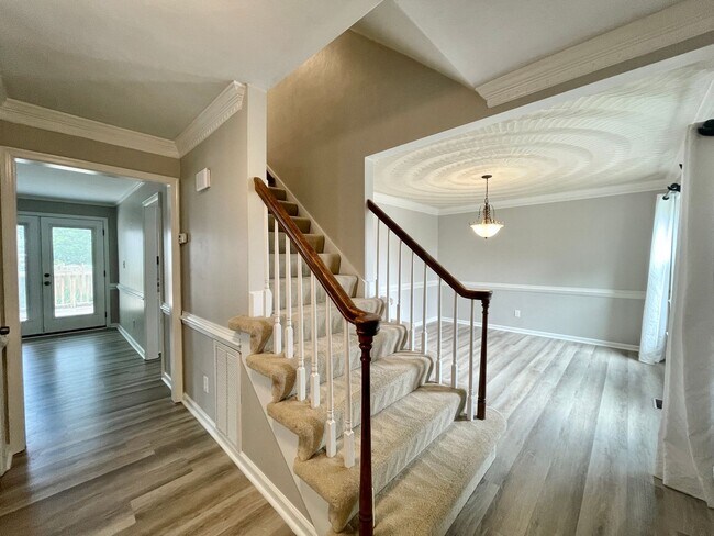 Foto del edificio - Available NOW! A 4-6 Bedroom Home! Attache...