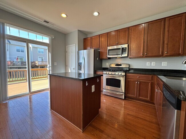 Foto del edificio - Stunning 3 Bed 3.5 Bath End Unit Townhome In Powells Run Village