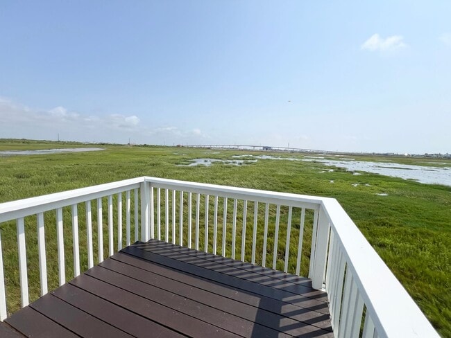Building Photo - Elegant 2/1 Beach Cottage in Surfside !