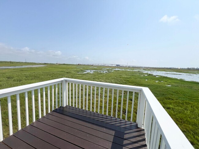 Foto del edificio - Elegant 2/1 Beach Cottage in Surfside !