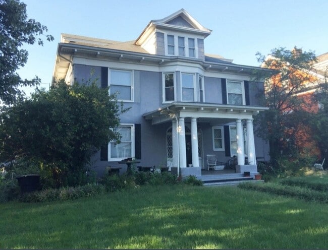 Building Photo - 1 Bedroom 3rd Floor Attic Apartment in Old...