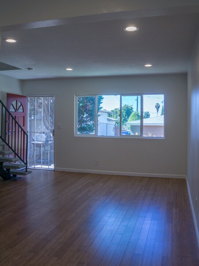 Sala de estar vista desde la cocina - 4556 W 163rd St