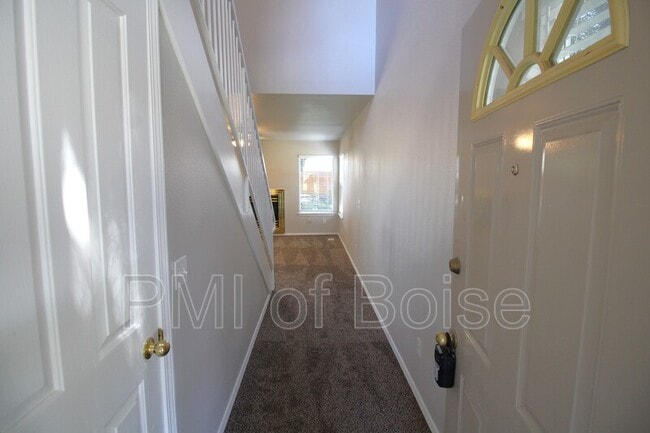 Building Photo - 5801 N Cobbler Ln