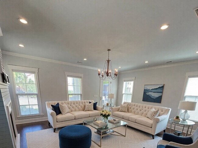 Building Photo - 3 bed/2 bath Downtown Dream Home !!