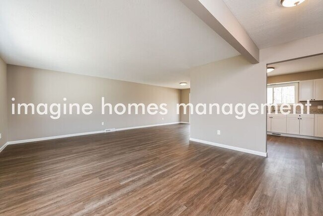 Building Photo - Fenced-in 3-Bedroom Home in Strongsville