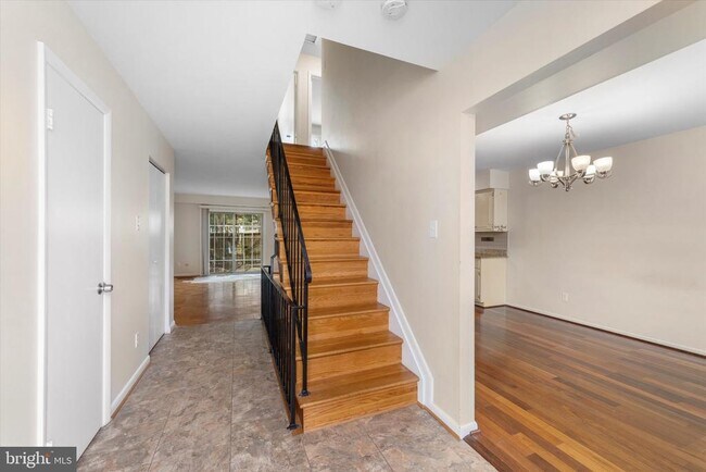 Building Photo - 5052 Cliffhaven Dr