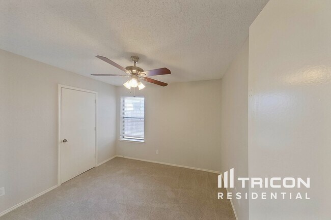 Foto del edificio - 4931 Darrow Ln