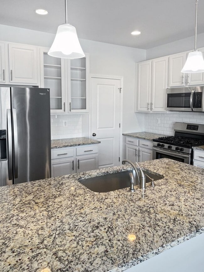 Building Photo - Spacious Townhome with MOVIE STAR Primary Closet!!!!