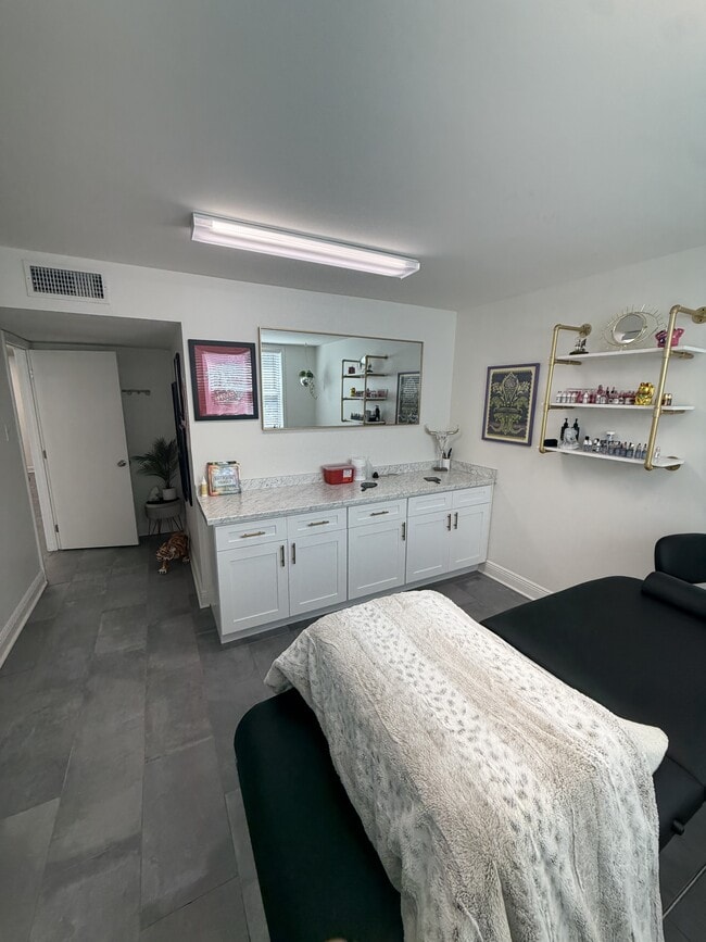 Building Photo - 2955 Ridgelake Dr