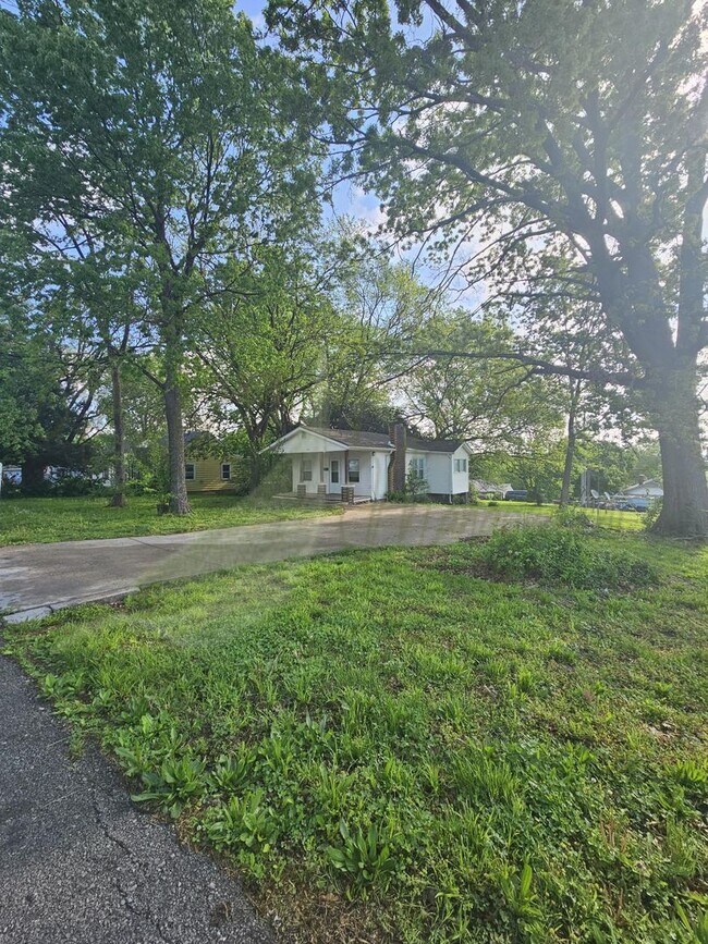 Foto del edificio - CHARMING UPDATED BUNGALOW!!!!